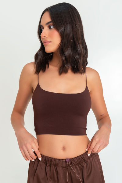 Crop top de fit ajustado, escote redondo y tirantes delgados elásticos.