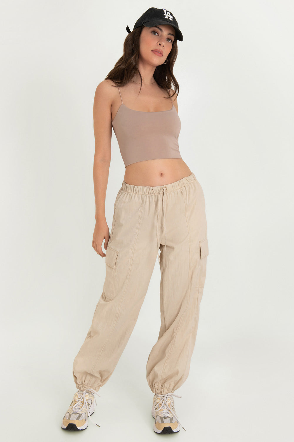 Crop top de fit ajustado, escote redondo y tirantes delgados elásticos.