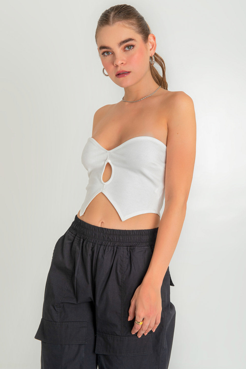 Crop top tubo de fit ajustado, escote corazón, cut out frontal y bajo con detalles en pico.