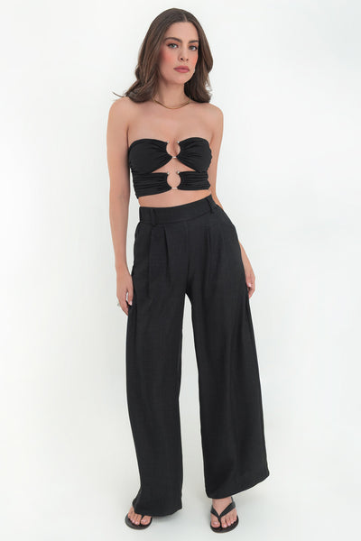 Crop top tubo de fit ajustado, escote corazón con cut outs frontales, argollas en contraste y detalles plisados.