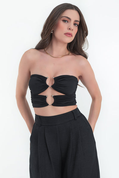 Crop top tubo de fit ajustado, escote corazón con cut outs frontales, argollas en contraste y detalles plisados.