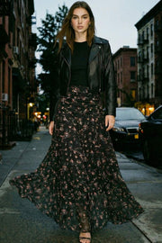 Falda maxi de estampado floral, corte en a, cintura alta con detalle plisados y olanes en bajo. Cierre lateral con cremallera oculta.