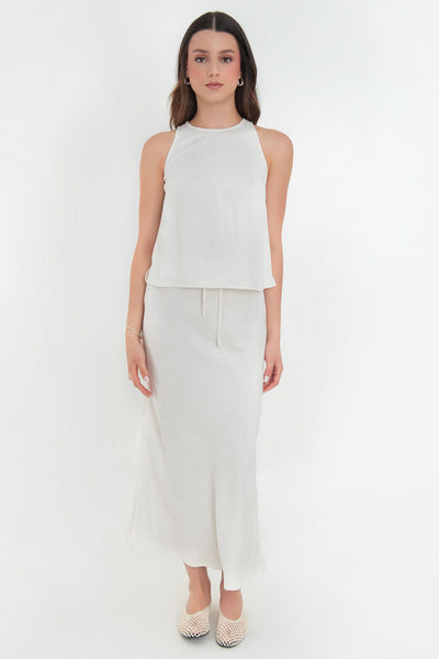 Falda maxi de lino, fit recto, cintura alta con pretina y jareta frontal ajustable.