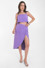 Falda midi cruzada con bajo curveado asimétrico