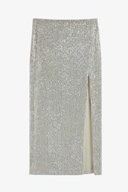 Falda midi de lentejuelas, fit ajustado y cintura alta elástica. Detalle frontal de abertura en bajo.
