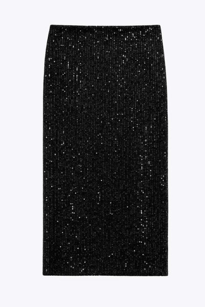 Falda midi de lentejuelas, fit ajustado y cintura alta elástica. Detalle frontal de abertura en bajo.