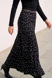 Falda larga de estampado polka dot, cintura media con pretina elástica y fit fluido.
