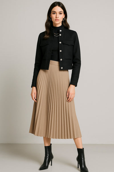 Falda midi plisada, cintura alta con pretina y cierre con cremallera oculta lateral.