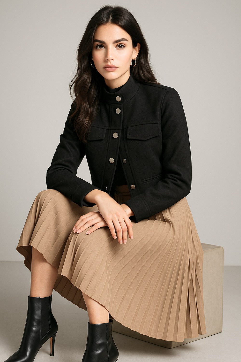 Falda midi plisada, cintura alta con pretina y cierre con cremallera oculta lateral.