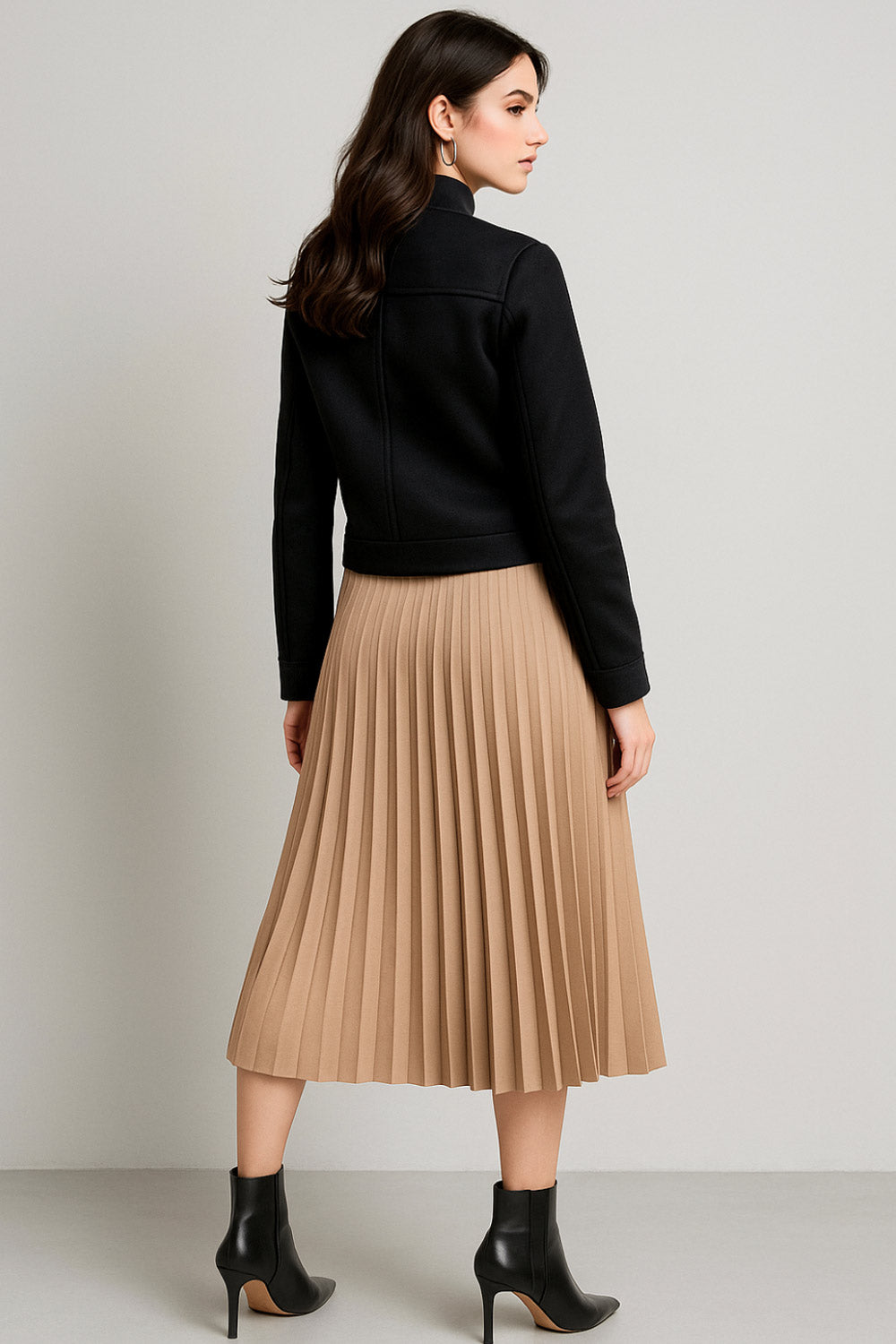 Falda midi plisada, cintura alta con pretina y cierre con cremallera oculta lateral.