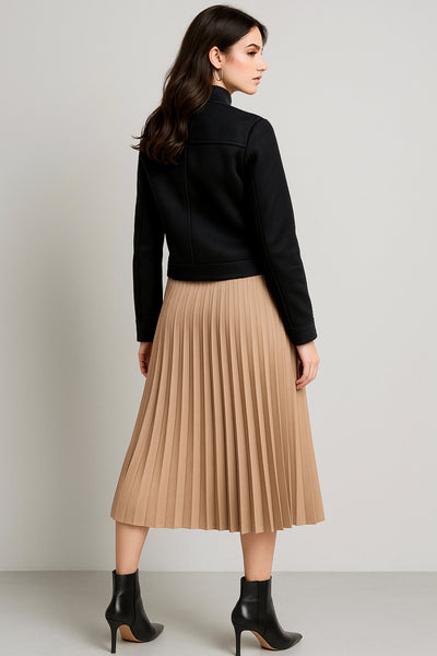 Falda midi plisada, cintura alta con pretina y cierre con cremallera oculta lateral.