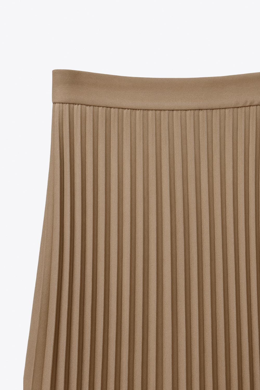 Falda midi plisada, cintura alta con pretina y cierre con cremallera oculta lateral.