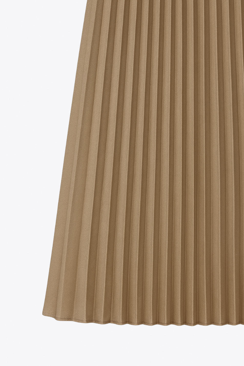 Falda midi plisada, cintura alta con pretina y cierre con cremallera oculta lateral.