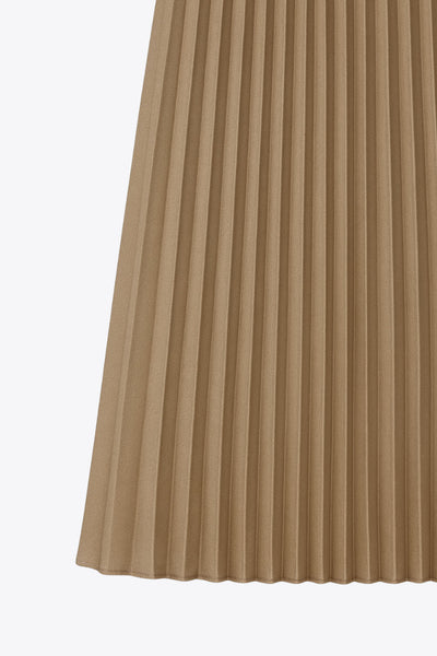 Falda midi plisada, cintura alta con pretina y cierre con cremallera oculta lateral.