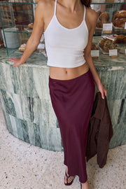 Falda midi satinada de cintura alta con pretina elástica y fit recto.