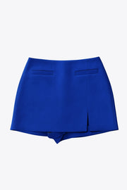 Falda short de fit ajustado cintura alta, vivos decorativos frontales, abertura en bajo y cierre posterior con cremallera oculta.