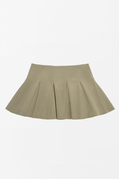 Falsa short corto de cintura alta, con pinzas y tableado en bajo. Cierre lateral con cremallera oculta.