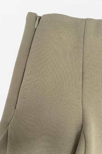 Falsa short corto de cintura alta, con pinzas y tableado en bajo. Cierre lateral con cremallera oculta.