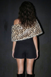 Falda short corto de fit ajustado, cintura alta, pretina con trabillas, bolsillos delanteros, cierre frontal con broche y cremallera oculta.