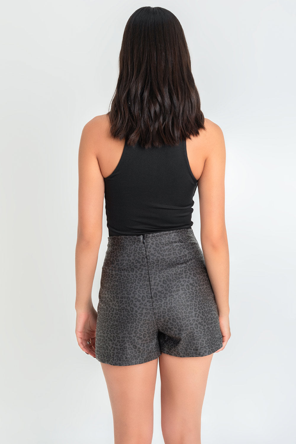 Falda short corto de estampado animal, efecto piel, fit ajustado, cintura alta, cruce frontal asimétrico con nudo y cierre posterior con cremallera oculta.