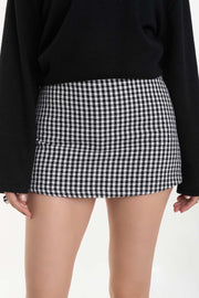 Falda short corto básico de fit ajustado, estampado pata de gallo, cintura alta y cierre lateral con cremallera oculta.