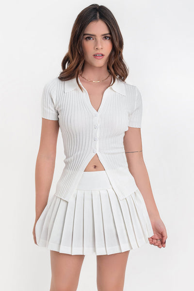 Falda short corto tableado, de cintura alta con pretina ancha, corte en a, detalle de tableado en bajo y cierre lateral con cremallera oculta.
