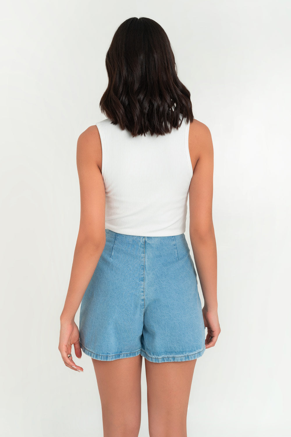 Falda short corto cruzado de denim, corte en a, cintura alta, cortes decorativos con abertura y cierre frontal con botón en contraste.