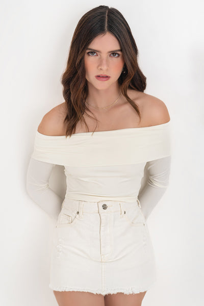 Falda short corto de denim, fit recto , cintura alta con pretina, trabillas, bolsillos delanteros y traseros de parche. Detalle de rotos en bajo, cierre frontal con cremallera oculta y botón en contraste.