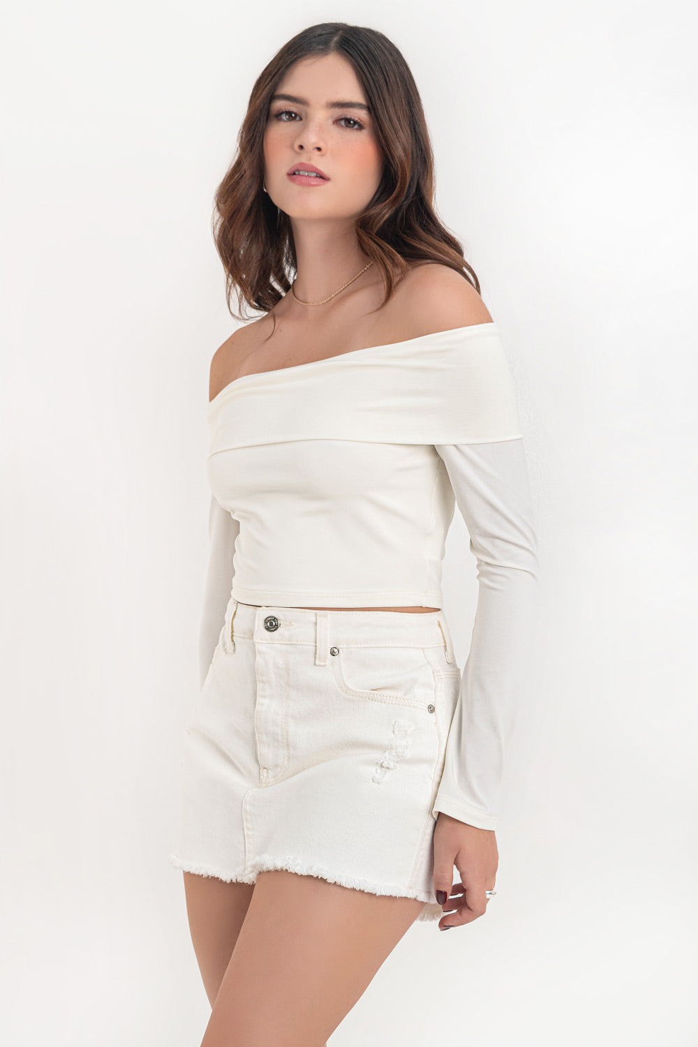Falda short corto de denim, fit recto , cintura alta con pretina, trabillas, bolsillos delanteros y traseros de parche. Detalle de rotos en bajo, cierre frontal con cremallera oculta y botón en contraste.