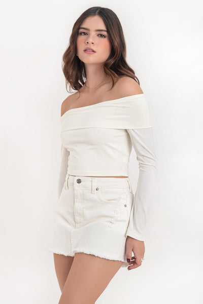 Falda short corto de denim, fit recto , cintura alta con pretina, trabillas, bolsillos delanteros y traseros de parche. Detalle de rotos en bajo, cierre frontal con cremallera oculta y botón en contraste.