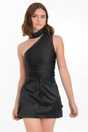 Falda short corto satinado de cintura alta con pretina y trabillas, corte en a, bolsillos delanteros y laterales cargo con cartera. Cierre frontal con broche y cremallera ocultos.