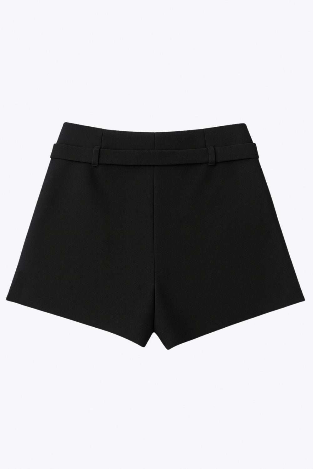 Falda short corto tableado, de cintura media, trabillas y cinturón con hebilla en contraste. Cierre lateral con cremallera oculta.