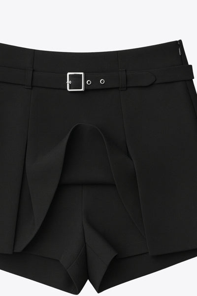 Falda short corto tableado, de cintura media, trabillas y cinturón con hebilla en contraste. Cierre lateral con cremallera oculta.