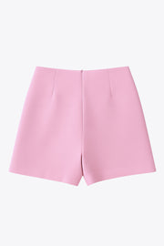 Falda short corto de cintura alta, corte en a, costura frontal con abertura en bajo y cierre posterior con cremallera oculta.