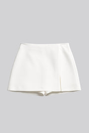 Falda short corto de cintura alta, corte en a, costura frontal con abertura en bajo y cierre posterior con cremallera oculta.