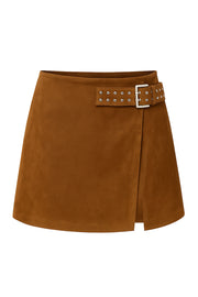 Falda short corto de gamuza, corte en a, cintura alta con pretina, abertura frontal en bajo y cierre lateral con cremallera oculta. Detalle de cinturón decorativo con hebilla en contraste.