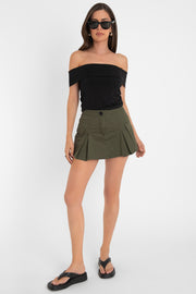 Falda short corto cargo, de cintura alta con pretina, corte en a, bolsillos laterales cargo con cartera, tableado frontal y posterior. Cierre frontal con botón en contraste y cremallera oculta.