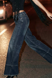 Pantalón de denim, fit wide leg, tiro medio con pretina y trabillas, bolsillos delanteros y traseros de parche. Cierre con botón y cremallera oculta. Detalle de costuras decorativas frontales.