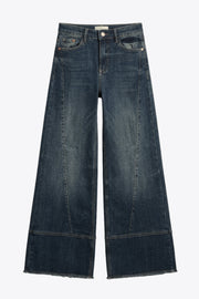 Pantalón de denim, fit wide leg, tiro medio con pretina y trabillas, bolsillos delanteros y traseros de parche. Cierre con botón y cremallera oculta. Detalle de costuras decorativas frontales.