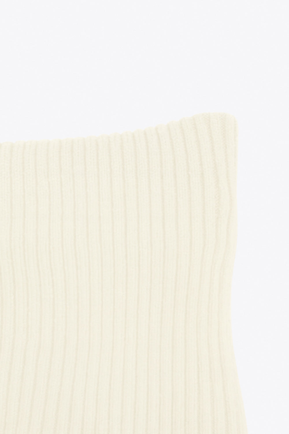 Jersey corto canalé de fit ajustado, hombros descubiertos con doblez en borde, manga larga y detalle de rib en bordes.