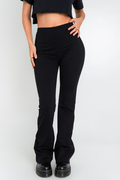 Legging ajustado de fit flare y cintura alta con pretina elástica.