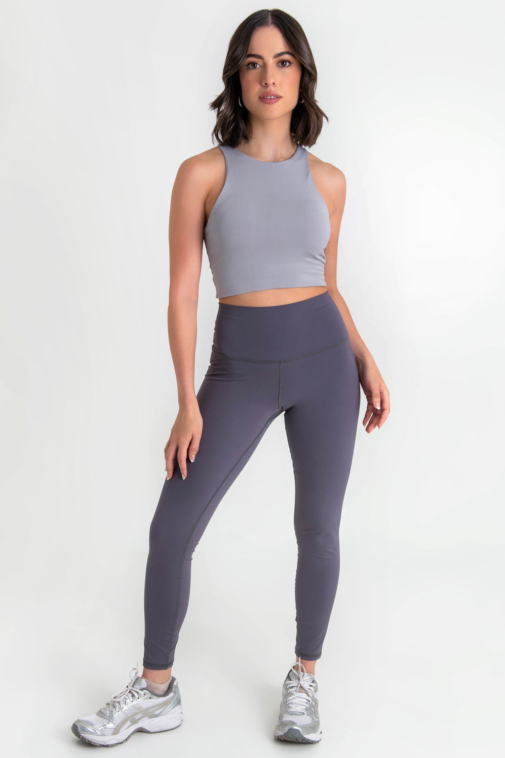 Legging deportivo de fit ajustado, cintura alta y pretina contorneada.