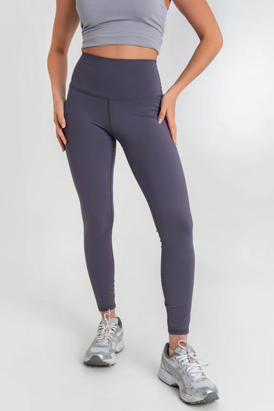 Legging deportivo de fit ajustado, cintura alta y pretina contorneada.