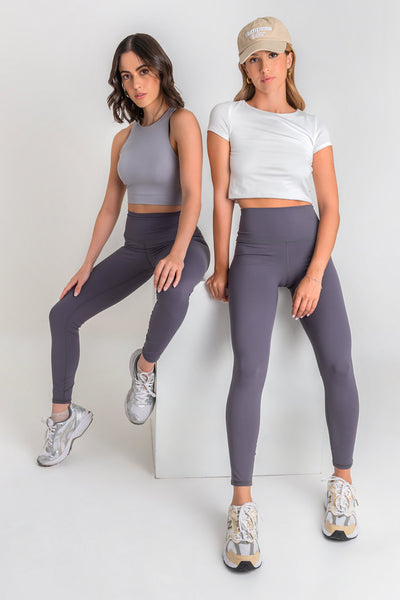 Legging deportivo de fit ajustado, cintura alta y pretina contorneada.