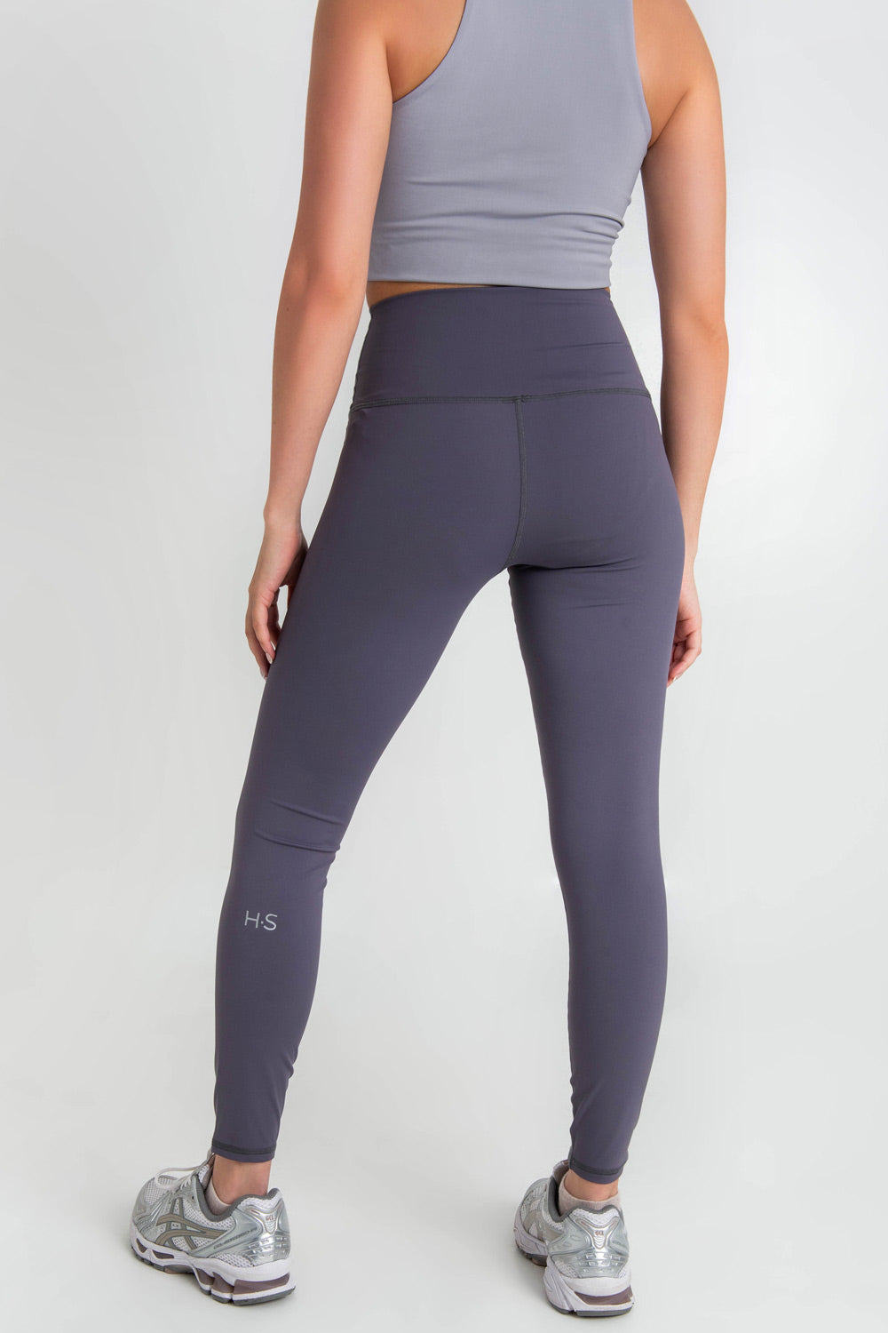 Legging deportivo de fit ajustado, cintura alta y pretina contorneada.