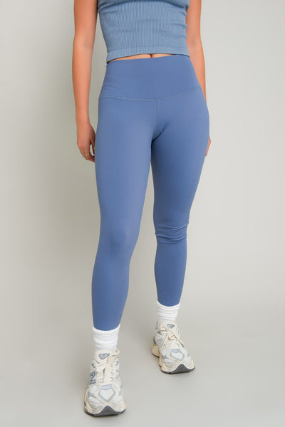 Legging deportivo de fit ajustado, cintura alta y pretina contorneada.