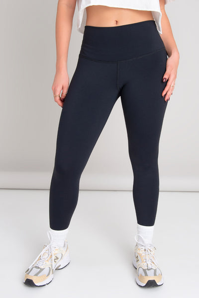 Legging deportivo de fit ajustado, cintura alta y pretina contorneada.