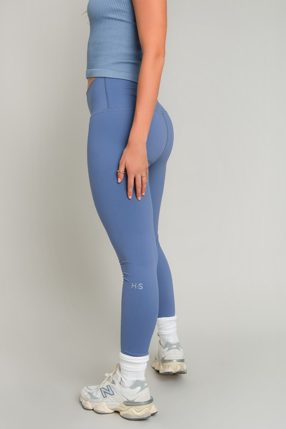 Legging deportivo de fit ajustado, cintura alta y pretina contorneada.