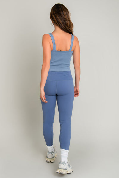 Legging deportivo de fit ajustado, cintura alta y pretina contorneada.