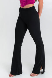 Legging ajustado de cintura alta, pretina elástica ancha, fit palazzo y detalle de aberturas laterales en bajo.